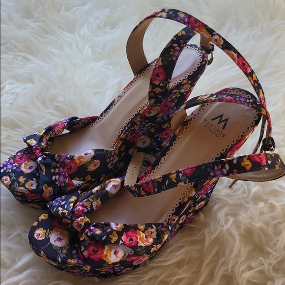 Navy and floral wedge sandal (size 8) - Picture 1 of 6
